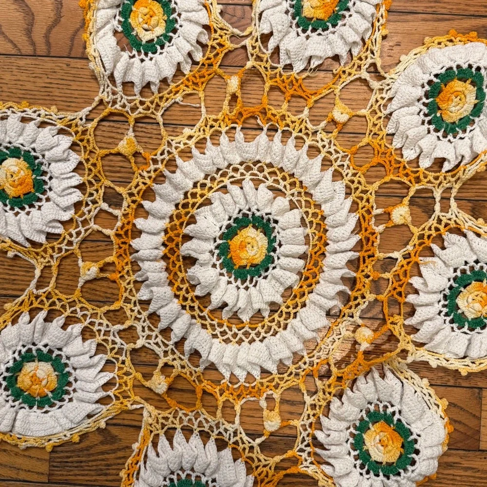 1.a.0.0.8.d Vtg Handmade Crochet Floral Doily Table Topper 24
